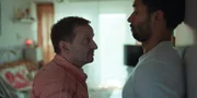 Andi bittet Theo darum, Oma Thuys Leiche zu Knuppes nach Hause zu transportieren.