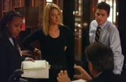Samantha (Poppy Montgomery, 2.v.l.), Vivian (Marianne Jean-Baptiste, l.), Jack (Anthony LaPaglia, vorne) und Martin (Eric Close, r.) stehen vor einem Rätsel. Vor vielen Jahren ist der kleine Sean spurlos verschwunden und nun ist auch noch sein Vater Chet unauffindbar ...