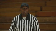 Der Schiedsrichter (Kenan Thompson) verliert fast den Überblick – so hitzig geht es beim Damen-Basketball zur Sache.