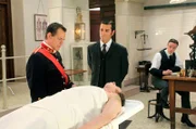 Von links nach rechts: Dr. Henderson (Michael Spencer Davis), Detective Murdoch (Yannick Bisson) und Corporal Young (Kjartan Hewitt)