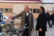 Kommissar Schaller (Alexander Held, l.) hat sich für seinen momentanen Fall Amtshilfe aus Italien bestellt. Commissario Quehenberger (Antonio Putignano, r.) kann tatsächlich gut weiterhelfen und nimmt im Gegenzug gerne die Informationen entgegen, die wiederum Schaller ihm geben kann.