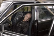 Drummer Nicky Harding (Michael Angelis), in einem Pool im eigenen Cadillac ertrunken. Hat da jemand nachgeholfen?