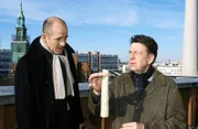 15. Joe Hoffer (Jörg Gudzuhn, re.) ist sauer... Wieder hat Dr. Robert Kolmaar (Ulrich Mühe, li.) ihm einen Showdown "weggeschnappt".