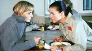 Mona (Anja Beatrice Kaul, li.) will mit Elke (Monika Guthmann) zusammenarbeiten.