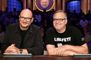 Rateteam-Kapitän Elton (r.) spielt heute zusammen mit dem Kunsthändler und Sachverständigen in der ZDF-Sendereihe ‚Bares für Rares‘, Sven Deutschmanek (l.).