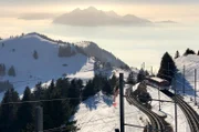 Zwei Bahnen auf einem Berg: im Schnee zeichnen sich die Gleise der Vitznau- und der Arth-Rigi-Bahn besonders deutlich ab.