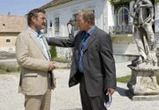 "Der Winzerkönig", "Die Reifeprüfung." Zusätzlich zum eigenen Betrieb müssen Thomas und Paul sich um die Weinberge von Georg kümmern, der nach seinem Herzinfarkt noch längere Zeit rekonvaleszent sein wird. Dennoch will Thomas eine Wein-Kooperation mit dem ungarischen Hotelbesitzer Legedy eingehen. Dazu muss David Legedy sich erst einmal mit seiner Tochter Edina aussöhnen. Thomas lädt ihn deshalb nach Rust ein, ohne zu ahnen, was er dadurch auslöst. Anna fällt bei der Matura in einem Gegenstand durch. Von einem Australientrip lässt sie sich aber von niemandem abbringen. Zwischenzeitlich hat Jakob Ressler das Amt des Bürgermeisters übernommen. Mit Hilfe von Thomas Stickler findet er Ungereimtheiten im Kaufvertrag von Schloss Bergham. Im Bild (v.li.): Ferry Öllinger (Jakob Ressler), Harald Krassnitzer (Thomas Stickler).