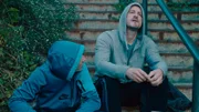 Denis (Denis Murić) erfährt von Maki (Igor Benčina), warum er im Gefängnis saß.
