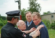 Gregor Ehrenberg (Dieter Pfaff, 2. von rechts) muß zuschauen, wie Ludwig (Hermann Beyer, rechts) und Werner Siebt (Heinz W. Krückeberg, 2. von links) Handschellen angelegt werden. Kann er seine Mandanten vor einer Gefängnisstrafe bewahren?