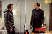 Bayerisches Fernsehen DAHOAM IS DAHOAM, FOLGE 869, "Fluchtgefahr", am Montag (06.02.12) um 19:45 Uhr. Kleinlaut gesteht Flori, dass er sich und Lex selbst angezeigt hat. Von links: Florian Brunner (Tommy Schwimmer) und Mike Preissinger (Harry Blank). Weitere Bilder finden Sie unter www.br-foto.de.