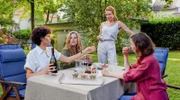 Die vier Frauen stehen einander nah und füreinander ein - und doch steht etwas zwischnen ihnen. (v.l.n.r.): Inès Lemarchal (Jasmin Gerat), Doris Hauke (Diana Amft), Miriam Hintz (Franziska Weisz), Christiane Boj (Franziska Hackl).