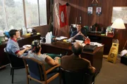 Im "Brain Trust"-Club geht es heiß her: Der Hausmeister (Neil Flynn, hinten) gründet ihn gemeinsam mit Ted (Sam Lloyd, r.), Todd (Robert Maschio, M.) und Doug (Johnny Kastl, l.) ...