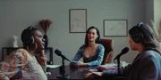 Malaika (Maddy Forst, l.) schlägt sich in ihrem ersten Podcast mit Pola (Tara-Louise Wittwer, M.) sehr souverän. Hanna (Agnes Decker, r.) nutzt die Gunst der Stunde, um Werbung für Malaikas "WatchMe"-Account zu machen.