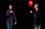 Kai Bosch ist Tetraspastiker und stottert - trotzdem steht er als Comedian auf Bühnen in ganz Deutschland.  Kai Bosch und Zauberer Nikolai Striebel bei der Show_Bist du be...zaubert.
