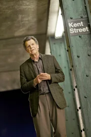 Unglaubliche Vorfälle ereignen sich in einer U-Bahn Station: Wissenschaftler Walter Bishop (John Noble) versucht diese aufzuklären ...