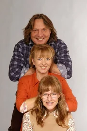 (2. Staffel) - Lisa (Alexandra Neldel, unten) mit ihren Eltern Bernd (Volker Herold, oben) und Helga (Ulrike Mai, M.) Plenske. (Dieses Foto von Alexandra Neldel darf nur in Zusammenhang mit der Berichterstattung über die Serie "Verliebt in Berlin" veröffentlicht und verbreitet werden.)