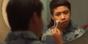 Rocco (Hoang Minh Ha) will sich mit allerlei Tricks endlich einen richtigen Bart wachsen lassen.