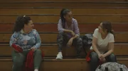 Lori (Marissa Jaret Winokur, l.), Lisa (La La Anthony, M.) und Amy (Edie Falco, r.) analysieren nach dem Spiel ihre Taktik – doch ist zwischen Konkurrenz und Kritik auch Platz für Freundschaft?