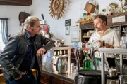 Major Carl Ribarski (Stefan Jürgens, l.) spricht mit Heurigenwirt Gustl Lederer (Rainer Doppler, r.) über die Vorkommnisse.