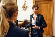 Felicitas Beck (Dagny Dewath) nimmt eine Pistole aus dem Tresor, während Jana Kupka (Anna Ewelina) erstaunt zuschaut.
