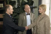 9. Institutsleiter Prof. Bondzio macht Dr. Robert Kolmaar (Ulrich Mühe, li.) mit Asja Koppeck (Tatjana Blacher, re.) bekannt und bittet ihn, ihr zu helfen.