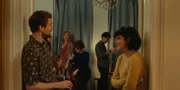 Als Holger (Jan Krauter) erfährt, dass Toni (Anna Werner Friedmann) auf WatchMe aktiv ist, hat er plötzlich Interesse an ihr. Er findet selbstbestimmte Frauen sexy.