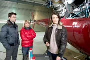 "Soko Kitzbühel", "Aurum." Abseits des Pisten-Trubels führen Felix und Maja Nordegg eine radikal-ökologisch ausgerichtete Pension und einen Krieg gegen den "Rest der Welt", vor allem gegen Helikopter-Ski-Unternehmer, Snowboarder und alles was mit Massen-Tourismus zusammenhängt. Dort vermutet das Paar auch den Attentäter, der Felix mit einem Motorschlitten angefahren und verletzt hat. Die SOKO verstärkt ihre Ermittlungen, als der alte Leo, der gelegentlich für die Nordeggs arbeitet, brutal ermordet wird. Sie nehmen vor allem Silvia Brantner, die Betreiberin eines Helikopter Flugdienstes, ins Visier. Denn sie liegt sich mit den Nordeggs nicht nur beruflich in den Haaren - Maja ist auch privat mit Silvia verstrickt. Im Bild (v.li.): Jakob Seeböck (Lukas Roither), Kristina Sprenger (Karin Kofler), Claudia Mehnert (Silvia Brantner).