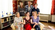 (vorne v.l.) Waltraud (Hedi Kriegeskotte), Magda (Verena Altenberger), Conny (Brigitte Zeh) - (hinten v.l.) Leah (Charlotte Krause), Tobi (Matthias Komm), Luca (Luis Kain)
