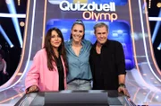 Quizmasterin Esther Sedlaczek (M.) mit den Kandidat:innen des Teams "Hauptrolle": Simone Thomalla (l.), Schauspielerin und Sven Martinek (r.) Schauspieler.