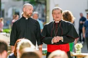 v.li.: Pfarrer Reiser (Stephan Zinner) und Kardinal Brunnenmayr (Erwin Steinhauer) unterhalten sich.