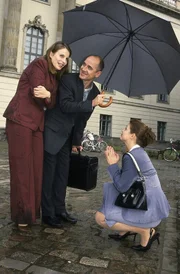 Mit allen Mitteln versucht Rita Bonewa (Julia Brendler, r.), Dr. Leilah Berg (Julia Jäger, l.) und Dr. Robert Kolmaar (Ulrich Mühe, M.) zu überreden, an der Tim Guddenberg-Show teilzunehmen.