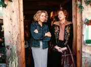 Effi Lohmann (Veronika Fitz, re.) kann die Ökoladenbesitzerin Margot (Michaela May) nicht ausstehen.