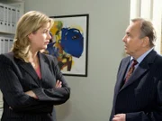 MDR Fernsehen IN ALLER FREUNDSCHAFT FOLGE 334, "Umwege", am Montag (01.07.13) um 11:45 Uhr. Die Stadt Leipzig will eine Klinik in eine Rehaklinik umfunktionieren. Wenn die Sachsenklinik weiterhin rote Zahlen schreibt, ist sie ein heißer Anwärter für diese Umstrukturierung. In einer hitzigen Diskussion über die Wirtschaftlichkeit der Klinik geraten Prof. Simoni (Dieter Bellmann) und Sarah (Alexa Maria Surholt) so heftig aneinander, dass Sarah ihre fristlose Kündigung einreicht.