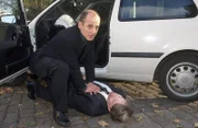 Dr. Robert Kolmaar (Ulrich Mühe, l.) versucht durch das Leben von Christian Ohser (Ulrich Wiggers, r.) zu retten. Doch der Versuch scheitert...