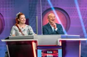 Moderatorin Enie van de Meiklokjes und Comedien Bodo Bach stellen sich als Rateteam den Fragen von Gastgeber Florian Weber im Wissensquiz „Meister des Alltags“. Der Gewinn wird einem guten Zweck gespendet.
