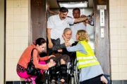 Alle sind erleichtert: Magda (Verena Altenberger, l.) hat es mit Nadirs (Neil Malik Abdullah) Hilfe geschafft, Waltraud (Hedi Kriegeskotte) und Tobi (Matthias Komm, hi.r.) aus dem Fahrstuhl zu befreien. Conny (Brigitte Zeh, r.) fällt ein Stein vom Herzen.