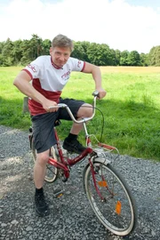 rbb Fernsehen KESSLERS EXPEDITION, "Mit dem Klapprad von Kopenhagen nach Berlin, Teil 4", am Freitag um 20:15 Uhr. Zum fünften Mal geht Michael Kessler für den rbb auf Expedition. Diesmal mit einem Drahtesel als treuem Begleiter. Mehr unfreiwillig ist er in Kopenhagen gestrandet und muss sich mit einem klassischen, leicht rostigen Klappfahrrad zurück nach Berlin durchschlagen. Von der dänischen Hauptstadt aus folgt Kessler dem legendären Radweg Berlin-Kopenhagen.