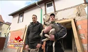 Susanne (re.) und Paul mit ihrem Haus, das sie im Internet gefunden haben. Wenn alles gut geht, werden sie in drei Monaten einziehen...