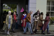 Frank (Zac Looker, 3.v.l.) führt die Interessierten (Komparsen) auf einer historischen Tour durch Juniper. Wenn Bonnie (Ella Maisy Purvisdas, l.) nicht die unschönen Fakten über Juniper äußern würde, wäre die Stadtführung ein voller Erfolg. Keedie (Georgia De Gidlow, 2.v.l.) versucht mit ihr zu reden, aber Bonnie reagiert mit Feindseligkeit.