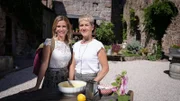 Von links: Moderatorin Sonja Weissensteiner mit Anni Walterscheid auf Schloss Korb.