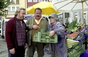 Hans Weidinger (Georg Seberg, l.) kann es nicht fassen, dass seine Verlobte ihn betrogen haben soll, aber zur seiner Verwunderung erfährt Korbinian Hofer (Joseph Hannesschläger), dass die Magd Kathy Gerstl (Ursula Erber) gute Gründe hatte, Weidinger vor dieser Frau zu warnen.