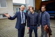 Arthur Sandfort (Simon Hatzl, l.) und seine Angestellten bitten Ekki Talkötter (Oliver Korittke, 2.v.r.) etwas unsanft das Gelände der gemeinnützigen Organisation "Dress4Aid" zu verlassen. Dabei wollte Ekki doch nur seine alte Jacke aus der Kleiderspende zurückholen.