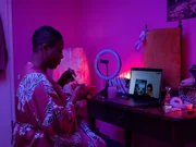 Kai (Aniol Kirberg) hat die "Girlfriend Experience" bei Malaika (Maddy Forst) gebucht. Sie haben ein virtuelles Dinner Date.