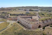 Das Fort La Mola bewacht vor der Hauptstadt Mahon die Einfahrt zum größten Naturhafen Europas.