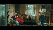 Denis (Denis Murić) besucht Sara (Jovana Gavrilović), mit der er gemeinsam in der Pflegefamilie aufgewachsen ist.