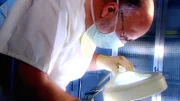 Fall "Blutiges Ende einer Ehe": Rechtsmediziner Dr. med. Andreas Freislederer aus Essen sucht nach Spuren, die zum Mörder des Mannes, der mit 19 Schüssen in seinem Bett getötet wurde, führen.