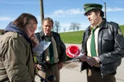 Bei einer morgendlichen Verkehrskontrolle hoffen Hubert (Christian Tramitz, M.) und Staller (Helmfried von Lüttichau, r.) darauf, Promillesünder mit Restalkohol vom Vorabend zu schnappen. Zunächst kommt ihnen nur ein betrunkener Radfahrer (Roland Stemmer, l.) entgegen ...