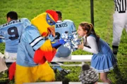 Um einmal die Privilegien und die Anerkennung eines Cheerleaders zu bekommen, würde Sue (Eden Sher, r.) alles tun. Deshalb bewirbt sie sich um einen Platz im Team und wird zur Überraschung aller Beteiligten aufgenommen. Die Freude währt jedoch nur kurz ...