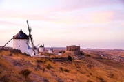 „Molinos“ heißen im Spanischen die typischen Windmühlen. Sie sind das Markenzeichen der zentralspanischen Region Kastilien-La Mancha.