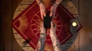 Seit dem 16. Jahrhundert gibt es Tarotkarten. Ein Satz besteht aus 78 Karten, mit Motiven wie "Der Narr", "Die Herrscherin" oder "Der Gehängte". Zunächst wurden sie als Kartenspiel verwendet, seit dem 19. Jahrhundert auch zur Wahrsagerei.